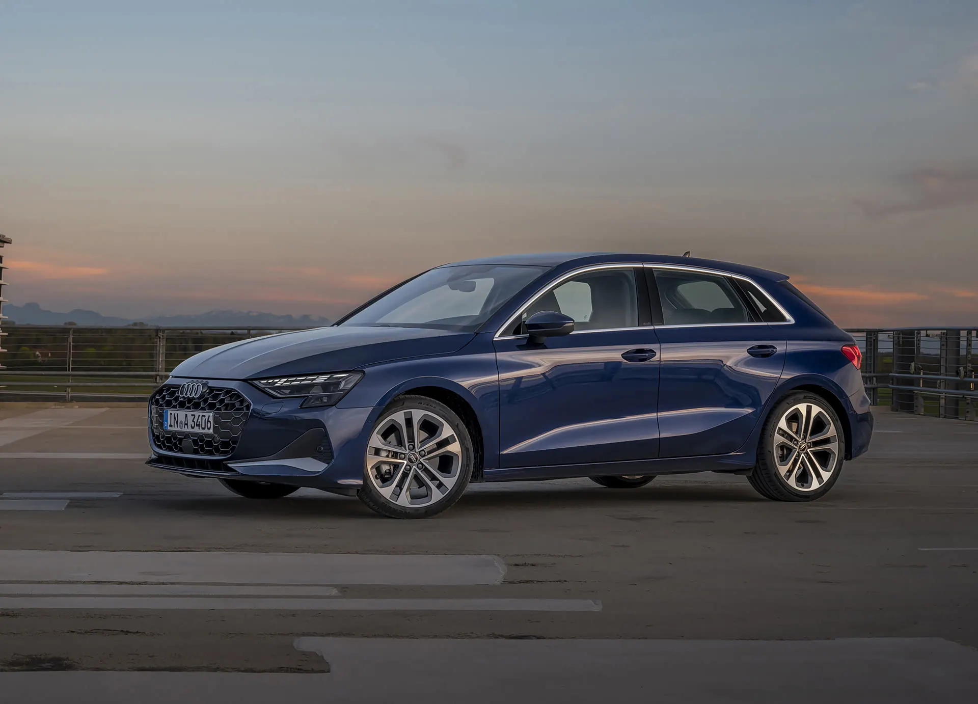 Audi A3 Sportback bleue, vue de trois quarts avant