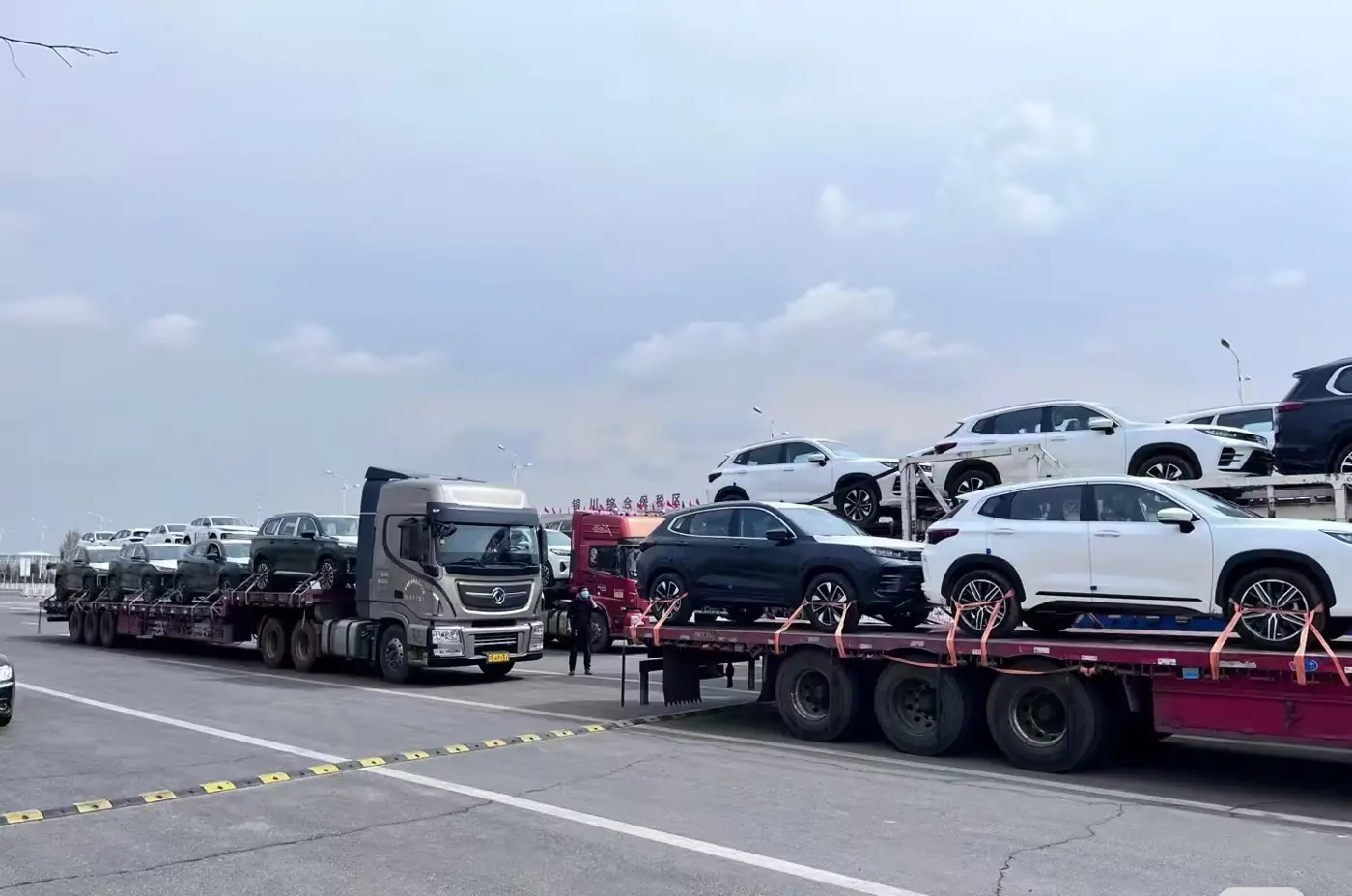 Camions porte-voitures transportant des véhicules pour l'export